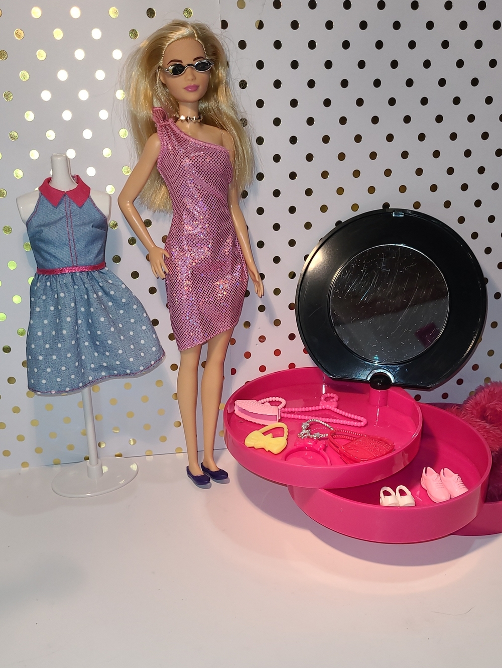 BARBIE AND HER FASHION PORTABLE STORAGE CASE